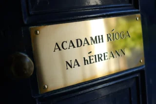 A brass sign on a door with the text 'Acadamh Ríoga na hÉireann.
